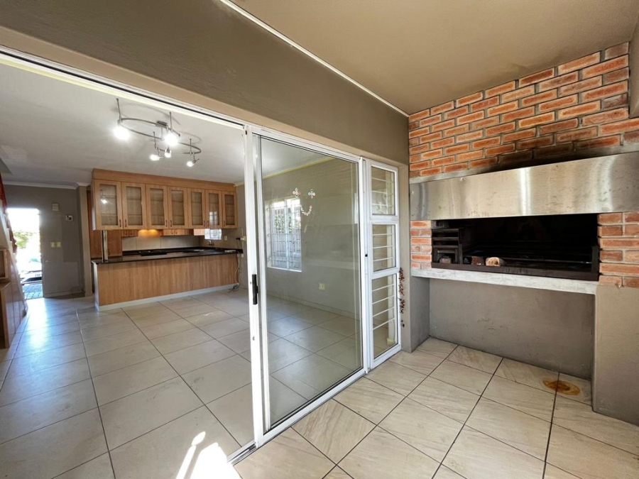 To Let 3 Bedroom Property for Rent in Vredekloof Heights Western Cape